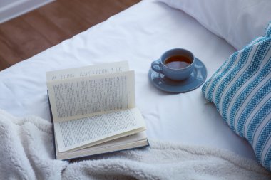 Açık kitap ve kötü yakın çekim Kupası