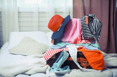 Bavul giyim üzerine Oda ile