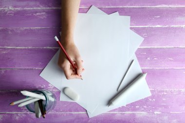 El renkli kalemler ve boş yaprak kağıt ahşap tablo