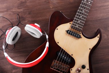 Elektro gitar ahşap masa üzerinde kulaklık ile yakın çekim