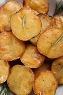 Lezzetli fırında patates kase rosemary ile yakın çekim