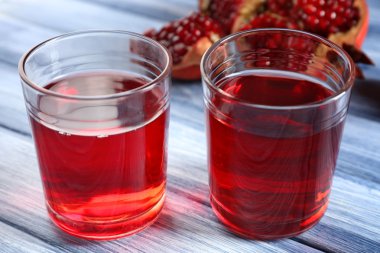 Garnet suyuyla taze meyve