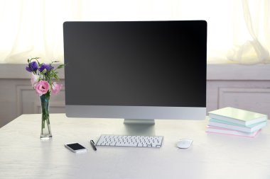 modern bilgisayar ile ofis işyeri