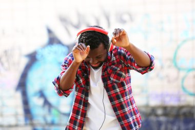 Kulaklıklar ile Afrika kökenli Amerikalı adam 