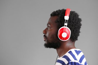 Kulaklıklar ile Afrika kökenli Amerikalı adam 