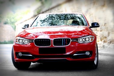 Kırmızı araba, açık havada