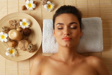 Güzellik spa salonu Masaj tablo genç kadın