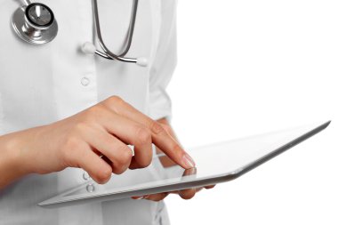 Kadın doktor dijital tablet üzerinde beyaz izole çalışma