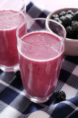 Böğürtlen tablo ile lezzetli berry güler yüzlü yakın çekim