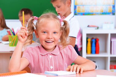 Çocukların sınıfta masaları, Grup