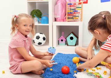 Çocuklar sınıfta katta oyun grubu