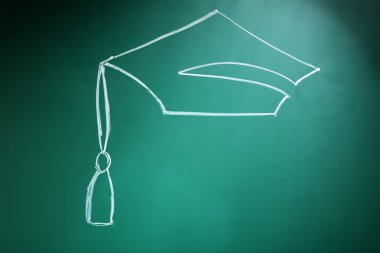 Blackboard arka plan üzerinde çizim lisans şapka