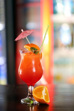 Bar tezgahında kokteyl arka planda