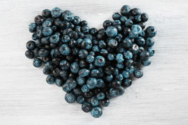 kalp ahşap zemin üzerinde yaban mersini