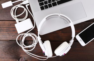 Bilgisayar çevre birimleri ve ahşap arka plan üzerinde laptop aksesuarları