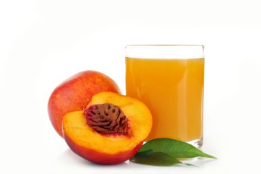 Cam üzerinde beyaz izole şeftali suyu