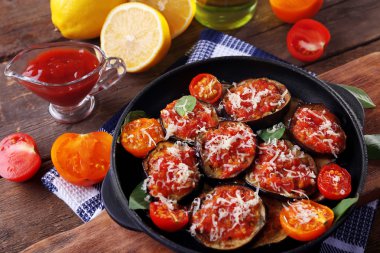 Kesme tahtası üzerinde tavada pişmiş sebze