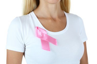 Pembe kurdele beyaz izole göğsüne kullanan kadın