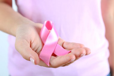 Kadının elinde pembe kurdele yakın çekim