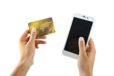 Smartphone ve kredi kartı, üzerinde beyaz izole tutan eller