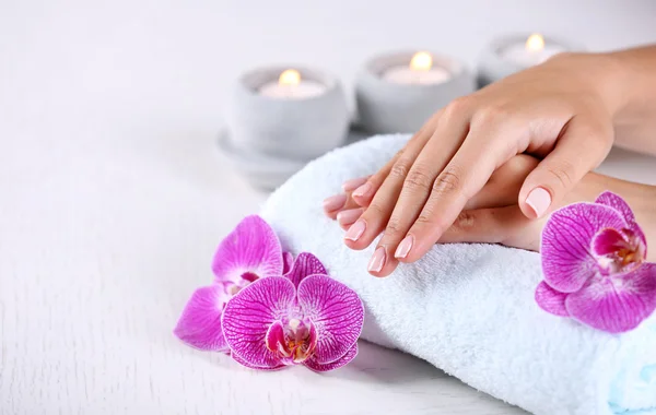 Las manos de mujer con manicura francesa —  Fotos de Stock