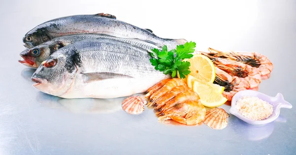 Čerstvé ryby a krevety s kořením na kovové pozadí — Stock fotografie