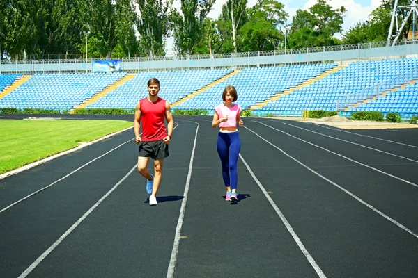 Gençler stadyum üzerinde koşu