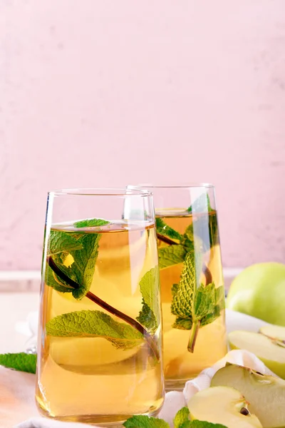 Glazen appelsap met fruit en verse munt op tafel close-up — Stockfoto