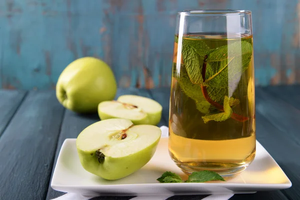 Verre de jus de pomme avec des fruits et menthe fraîche sur la table fermer — Photo