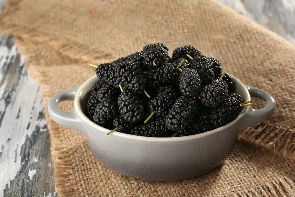 Ripe mulberries in bowl on table close up — Stock Photo, Image