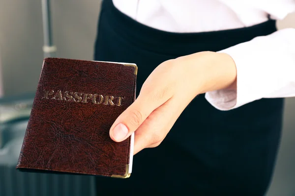 Γυναίκα εκμετάλλευση διαβατήριο σε κοντινό πλάνο — Φωτογραφία Αρχείου