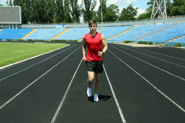 Joven trotando en el estadio — Foto de Stock