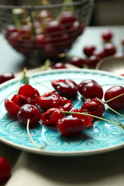 Cerezas dulces en plato, sobre fondo oscuro — Foto de Stock