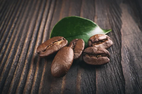 Koffie bonen met blad — Stockfoto