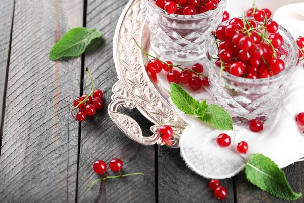 Taze kırmızı kuş üzümü gözlük masada yakın çekim