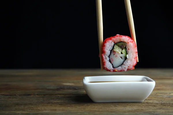 Roll in saus op donkere achtergrond dompelen — Stockfoto