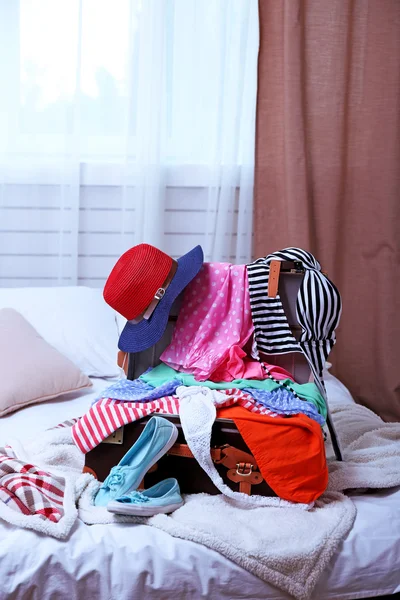 Valise avec vêtements sur le lit dans la chambre — Photo