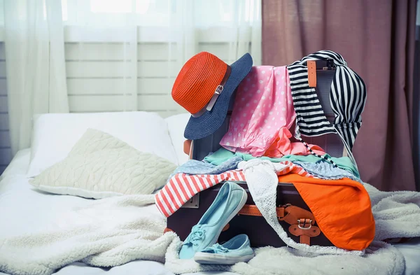 Valise avec vêtements sur le lit dans la chambre — Photo