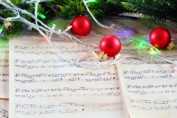 Décorations de Noël sur feuilles de musique, gros plan — Photo