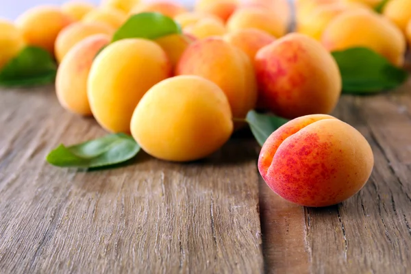 Mogna aprikoser på träbord, närbild — Stockfoto