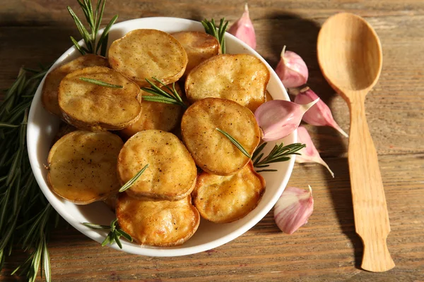 Ízletes sült burgonya rosemary tábla tálba közelről — Stock Fotó