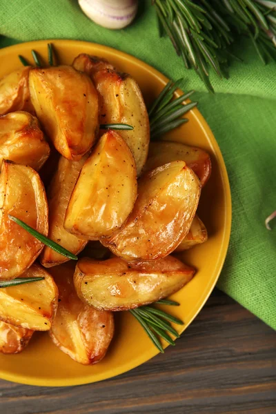 Cuñas de papa al horno en mesa de madera, vista superior — Foto de Stock