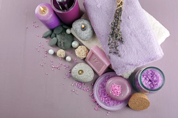 Spa-behandelingen op kleurrijke achtergrond. Lavendel spa concept — Stockfoto