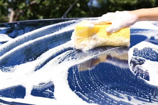 Hand tvätt bilfönster — Stockfoto