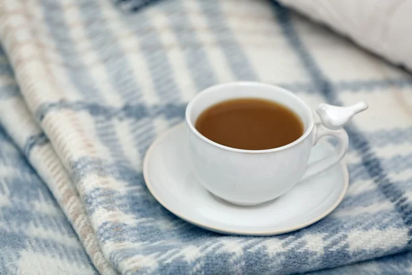 Tasse Kaffee auf Sofa im Wohnzimmer — Stockfoto