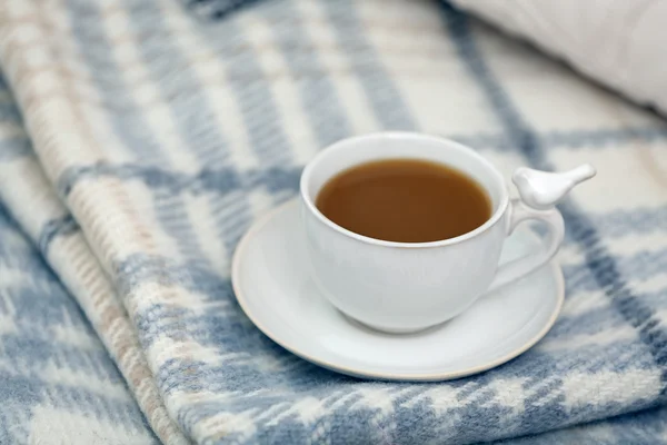 Tasse de café sur canapé dans le salon — Photo