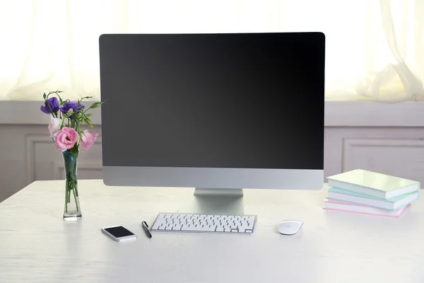 Office werkplek met moderne computer — Stockfoto