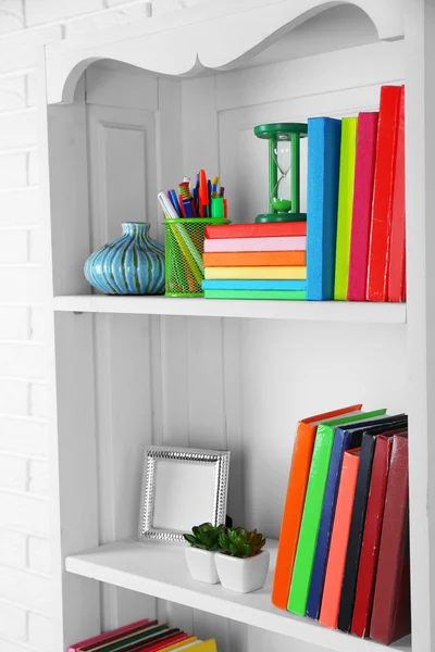 Livros e decoração nas prateleiras — Fotografia de Stock