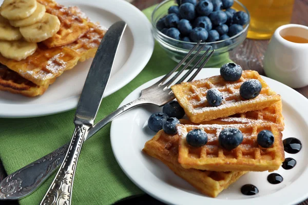 Sweet homemade waffles with forest berries and chocolate sauce on table background — Stock Photo, Image
