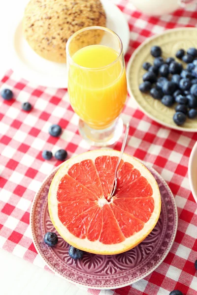 Hälsosam frukost med frukt och bär på bordet på nära håll — Stockfoto